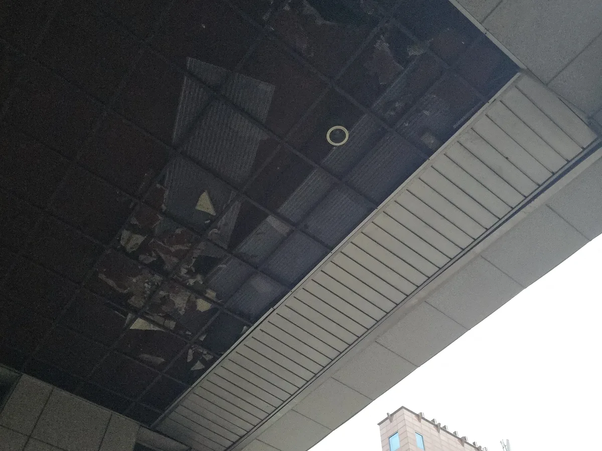 시공 전 원도심 상가주택 외벽 이음새 틈새