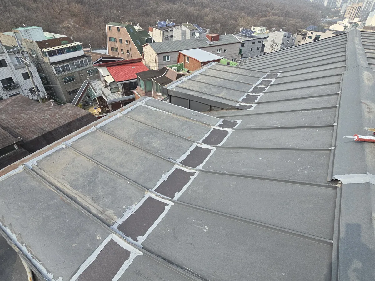지하 설비실 벽체 누수 흔적 확인