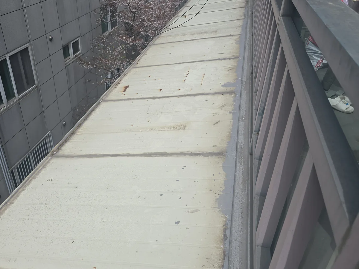 시공 전 노후주택 외벽 이음새 틈새